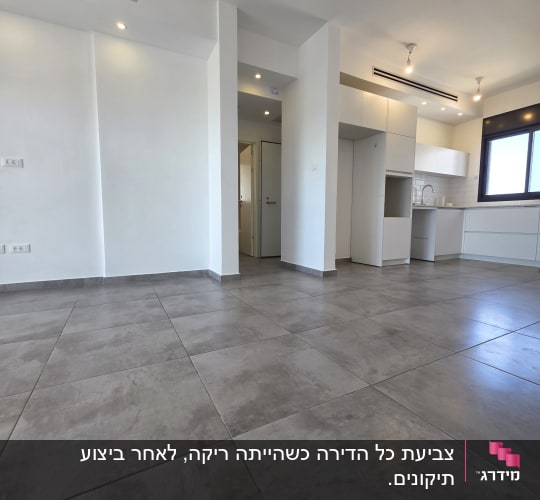 דירה ריקה עם רצפת אריחים וקירות לבנים